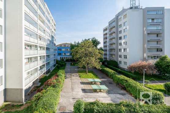 Výhled z obývacího pokoje a ložnice