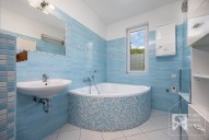 Koupelna s vanou a toaletou