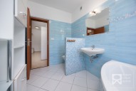 Koupelna s vanou a toaletou 1