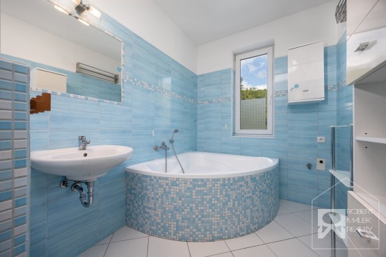 Koupelna s vanou a toaletou