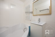 Koupelna s vanou a přípravou na pračku