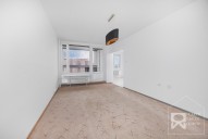 Obývací pokoj se vstupem na zasklenou lodžii