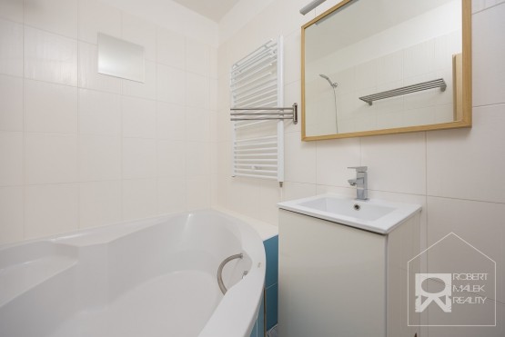 Koupelna s vanou a přípravou na pračku