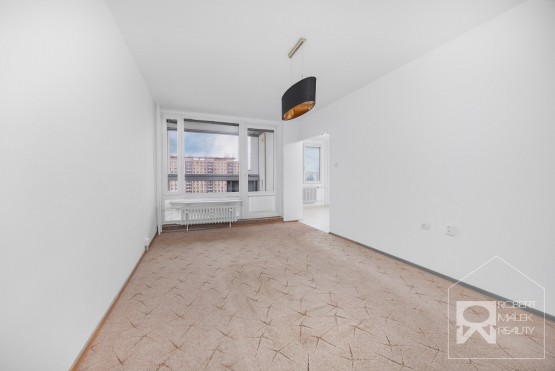 Obývací pokoj se vstupem na zasklenou lodžii