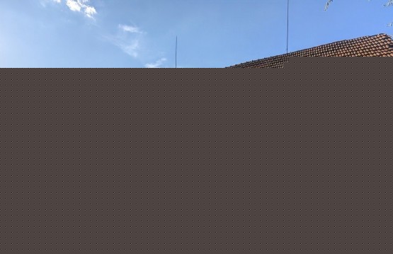 Pohled na dvůr s jezírkem, stodolu a garáž