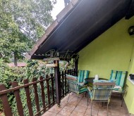 Obývací pokoj s balkonem a posezením
