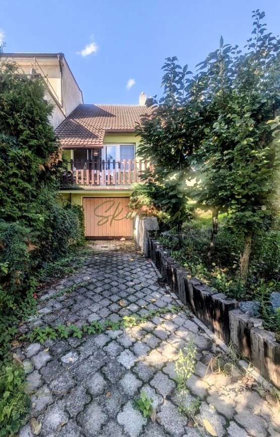 Rodinný dům - pohled na balkon a garáž