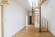 Schody do ložnice s logem