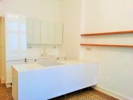 kuchyně s ostrůvkem, plně vybavena