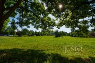 z okna kuchyně a obývacího pokoje, přes silnice je velký park