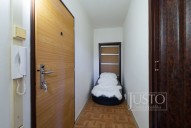 chodba, vlevo vchodové dveře do bytu, přímo zadělané dveře do ložnice