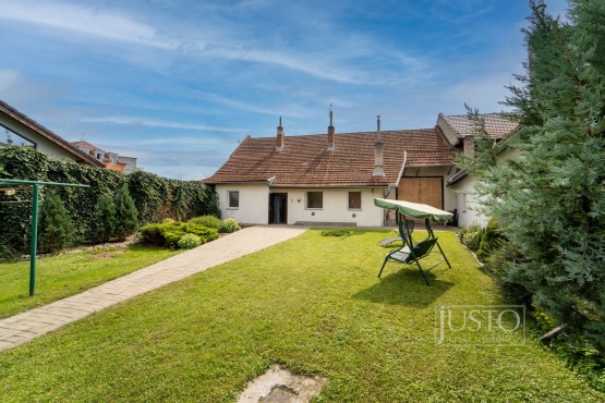 pohled na dům od stodoly