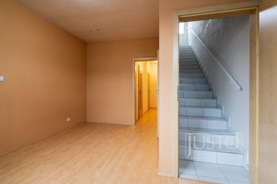 dětský pokoj a schodiště na terasu