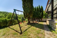 houpačky na zahradě, pod chatou