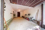 prostorná garáž, vzadu dveře do viného sklepa