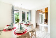 kuchyně v 1. NP a francouzské okno na terasu