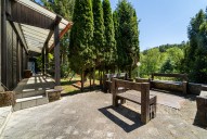 vlevo terasa a vpravo ohniště s lavicemi 