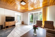 obývací pokoj v 1. NP a francouzské okno na terasu