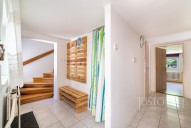 pohled od vstupu do chaty, vlevo schodiště do 2. NP a vpravo chodba a dveře do ložnice