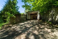 samostatná garáž je na kraji pozemku