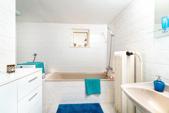 koupelna s vanou a pračkou v 1. NP