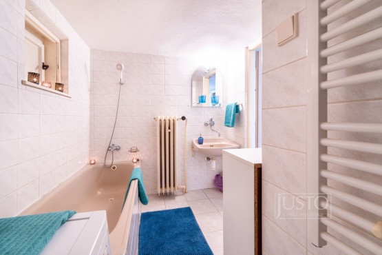 koupelna s vanou, pračkou a otopným žebříkem v 1. NP