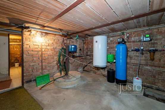 místnost v 1. PP se studnou, elektrickým bojlerem a vodárnou