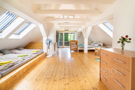prostorný pokoj ve 2. NP
