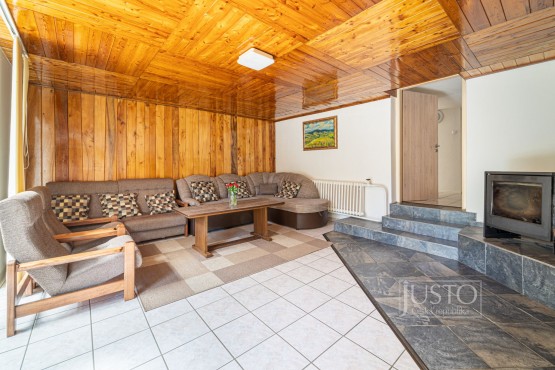 obývací pokoj s krbovými kamny