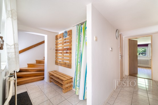 pohled od vstupu do chaty, vlevo schodiště do 2. NP a vpravo chodba a dveře do ložnice