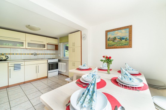 kuchyně s jídelním koutem v 1. NP