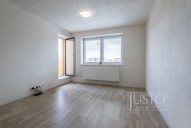 obývací pokoj se vstupem na terasu