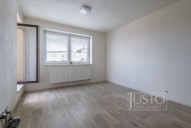 obývací pokoj se vstupem na terasu