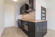 myčka, varná deska s indukcí, elektrická horkovzdušná trouba, mikrovlnná trouba, digestoř