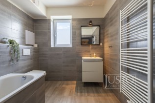 prostorná koupelna s WC