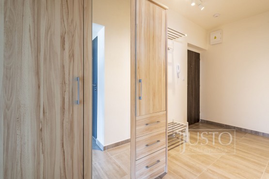 předsíň, pohled na vchodové dveře