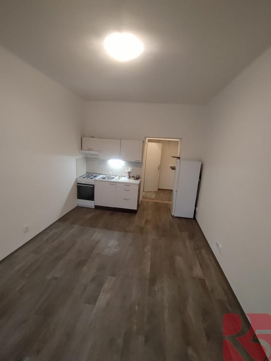Pod rapidem, pokoj, kuchyň.jpg