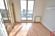 pokoj se skříní a vstupem na balkon