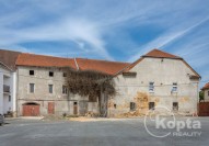 Pohled z dvora - společný příjezd se soudním objektem