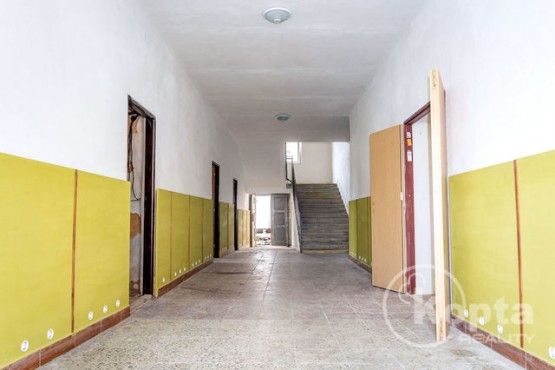 Přízemí - vstupní chodba z Mlýnské ulice, schody do 1.patra