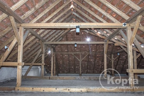 Podkroví - velký prostor pro vesstavbu - byty, kanceláře...apod