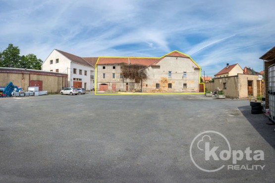 Pohled ze sousedního dvora