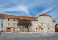 Pohled z dvora - společný příjezd se soudním objektem