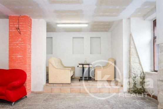 Přízemí - komerční prostor