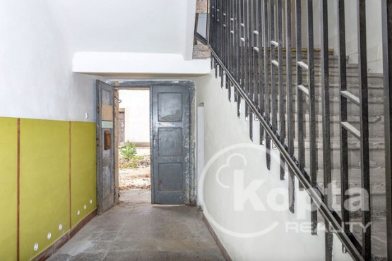 Přízemí - vstupní chodba, dveře do dvora, schody do 1.patra