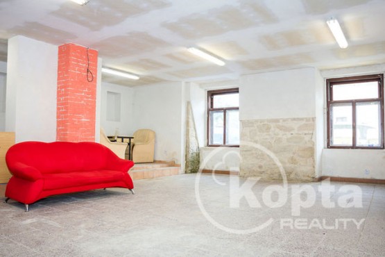 Přízemí - komerční prostor