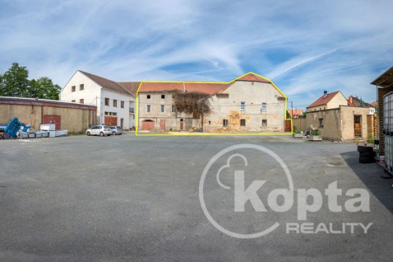 Pohled ze sousedního dvora