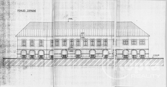 Pohled na objekt z ulice, podchod domu, Město Touškov