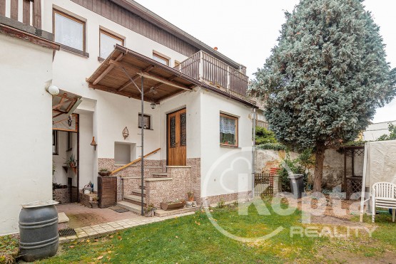 zadní vstup do domu, společný dvůr