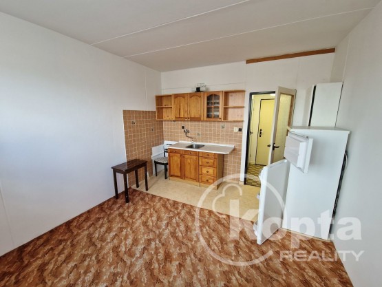 dřevěná kuchyňská linka, lednice